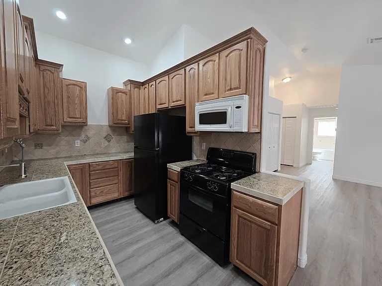 1612 N Torrey Pines Dr #104 — Photo 9