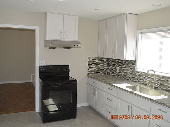 3rd image of 875 S Minaret Ave