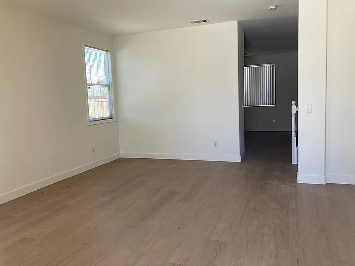 4 bed, 2.5 bath, 2458 sqft, $2,300 — Photo 3