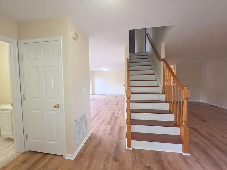 204 Barclay Ct — Photo 2