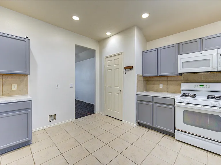 14027 Coveney Dr — Photo 14