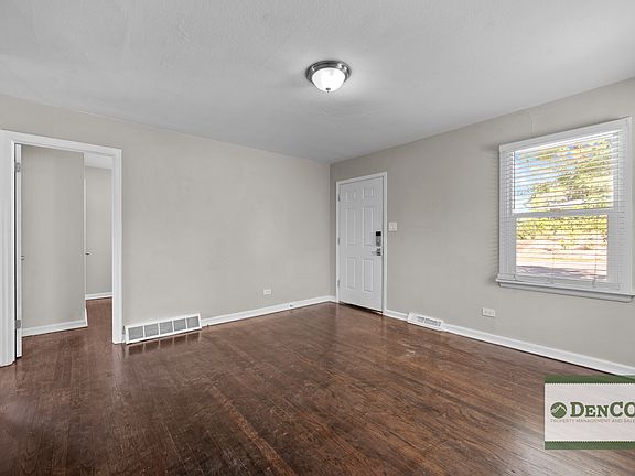3rd image of 827 Lowell Blvd