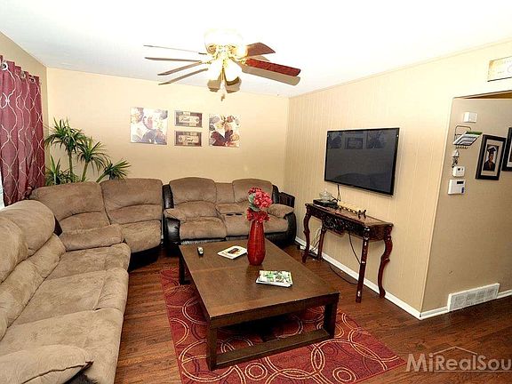 3rd image of 127 W Tennyson Ave