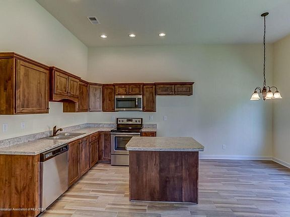 2nd image of 1241 Hemlock Dr