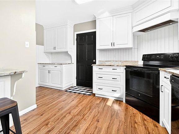 5th image of 604 Kings Grant Rd