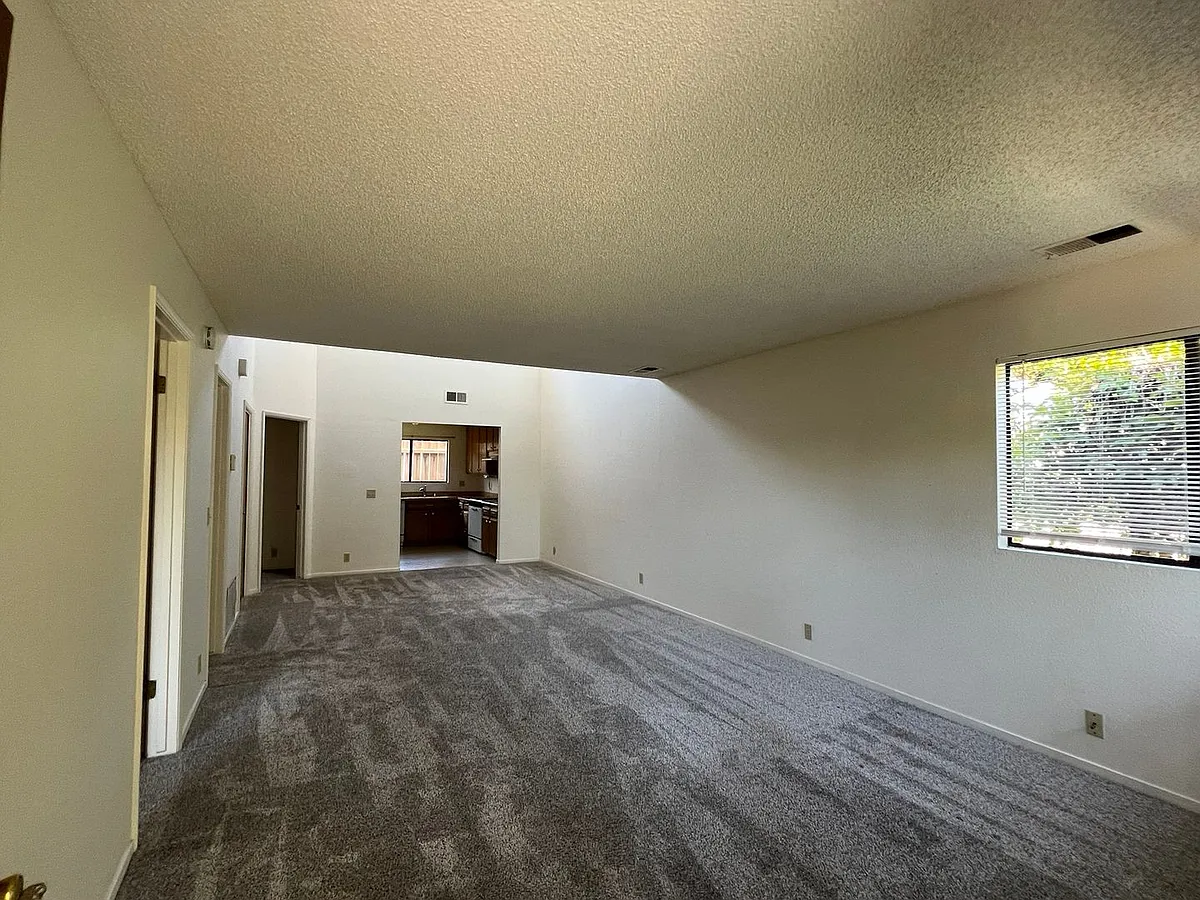 Building Photo - 2167 Mountain View Dr