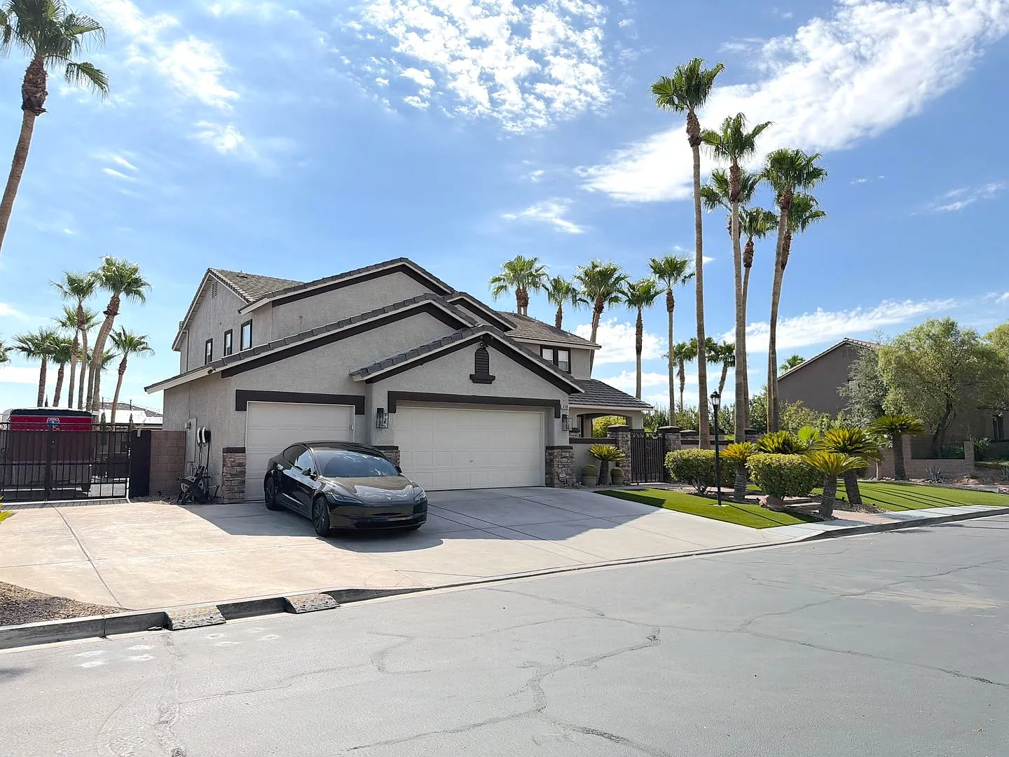 Luxury Home in Lone Mountain Classics — Photo 2