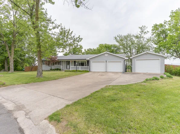 1900 Eastbrook Cir, Moberly, MO 65270