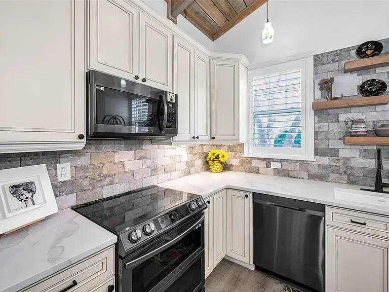 525 Lexington St — Photo 14