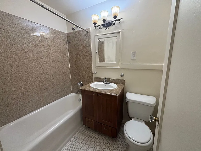 Preston Apartments — Photo 12