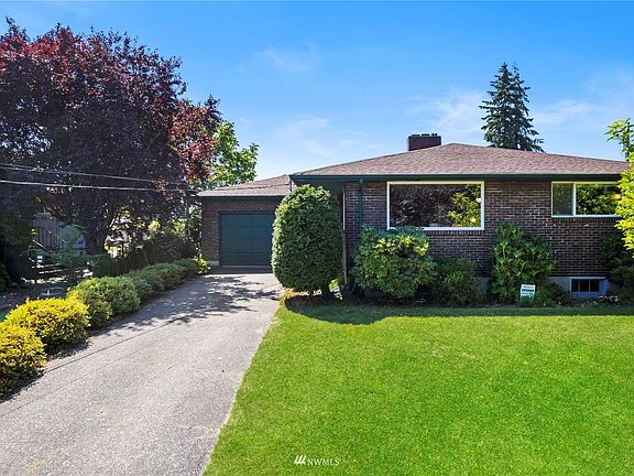 This 1 story with a basement has 2728 sq. ft, 4 bedrooms 1 3/4 baths and sits on a beautiful, private 8125 sq. ft. lot.>