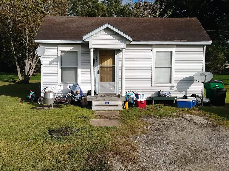 608 W Cedar St — Photo 3