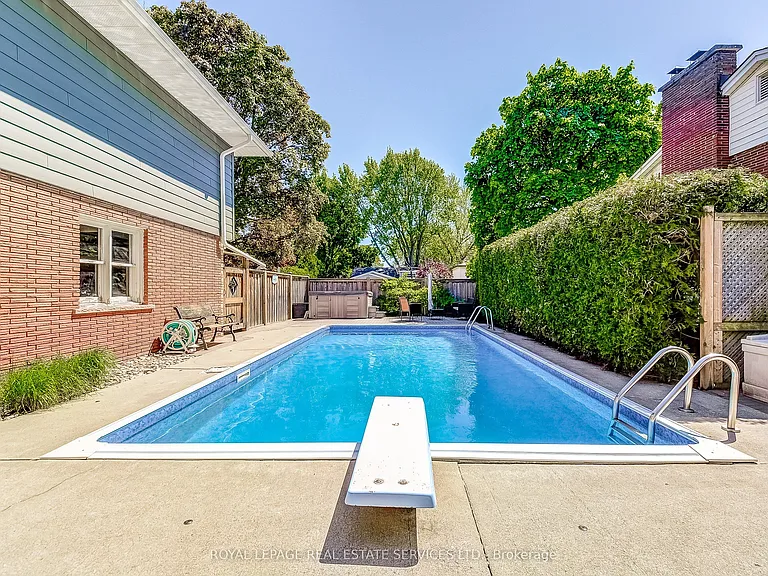 351 Strathcona Dr — Photo 41