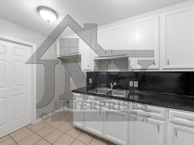 815 Cravens St #F2 — Photo 6