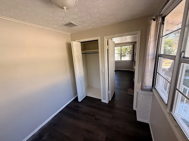 211 N Moss St — Photo 7