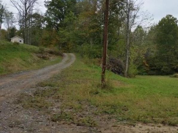 Pyles Ave, Mannington, WV 26582
