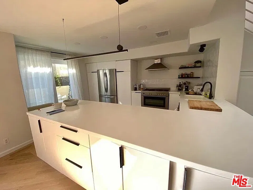 3 bed, 2.5 bath, 2100 sqft, $8,995 — Photo 2