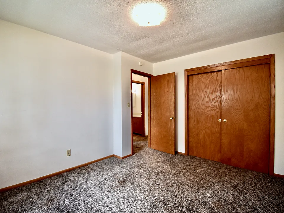 102 5th St E #12