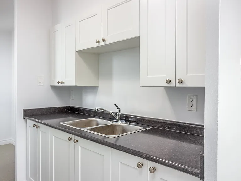 1175 Dundas St W — Photo 1