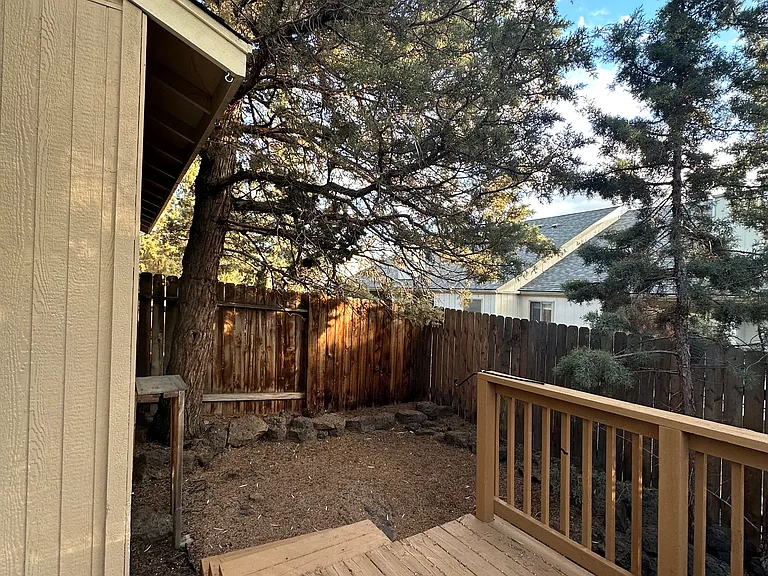 985 NE Hidden Valley Dr — Photo 17