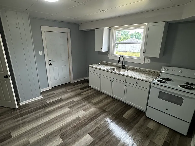 608 Hazlett Ave NW — Photo 4