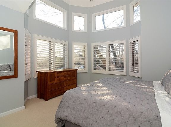 5th image of 2563 N Greenview Ave