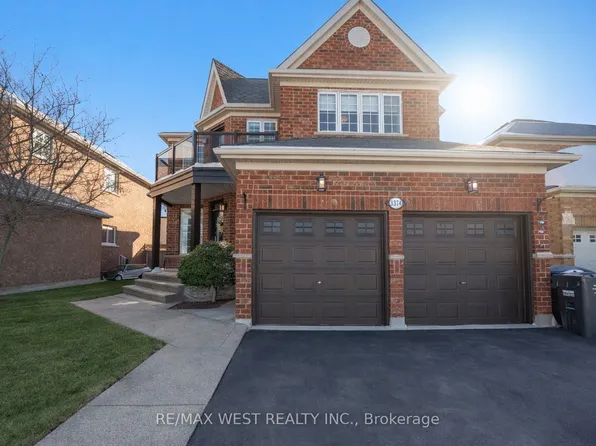 3374 Artesian Dr, Mississauga, ON L5M 7J9