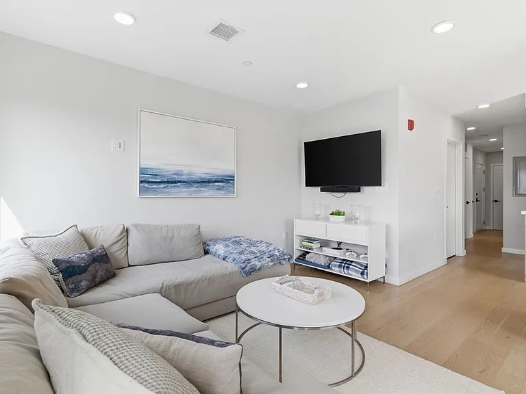 457 W Broadway #506 — Photo 12