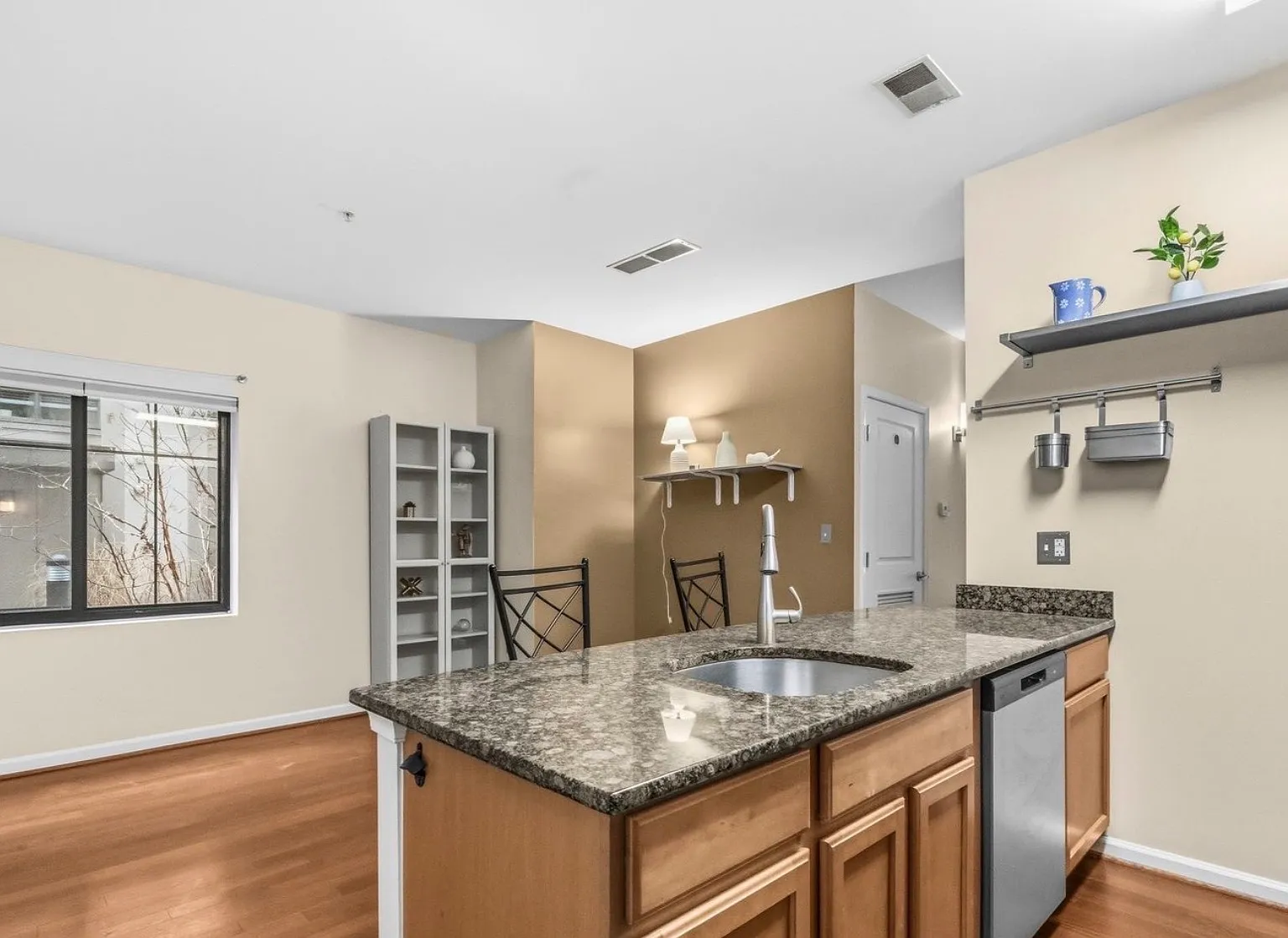1 bed, 700 sqft, $1,750 — Photo 3