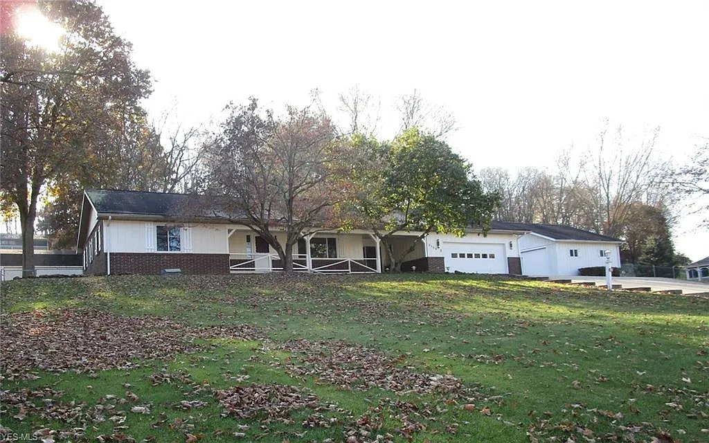 3166 Foothill Dr SE photo 1