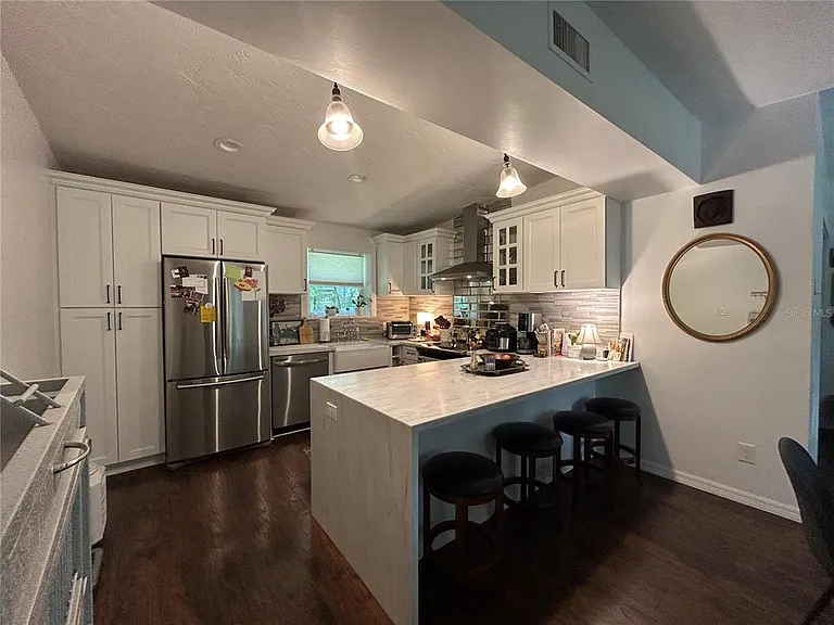 816 NE 9th Ave — Photo 3