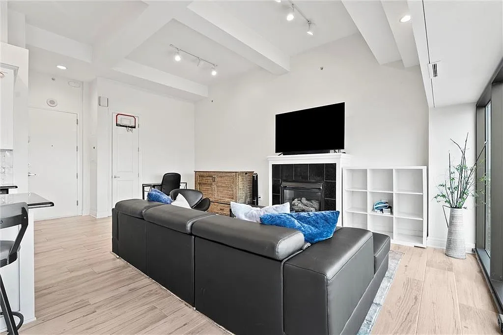 1 bed, 846 sqft, $2,250 — Photo 3