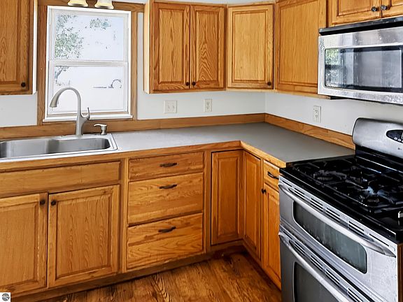 4th image of 616 Cour St