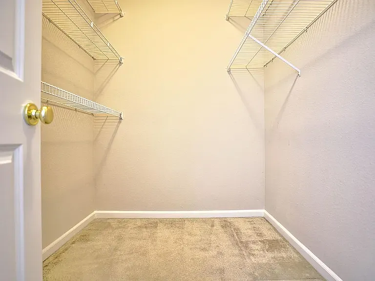137 Huntington Ct — Photo 15