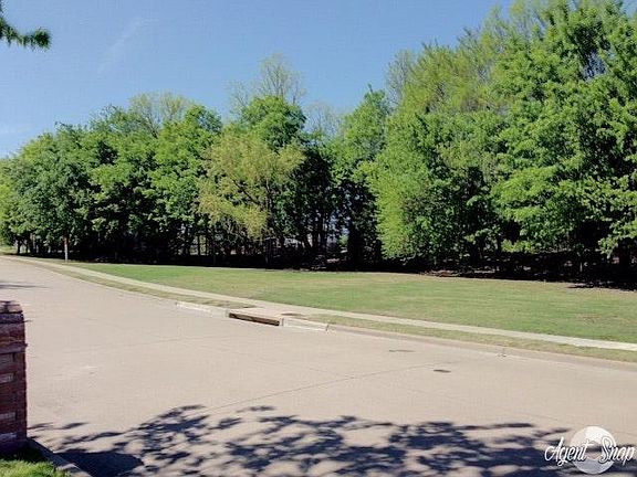 2nd image of 812 Lewis Canyon Ln