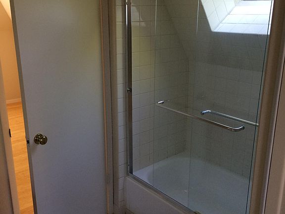3rd image of 570 Lytton Ave