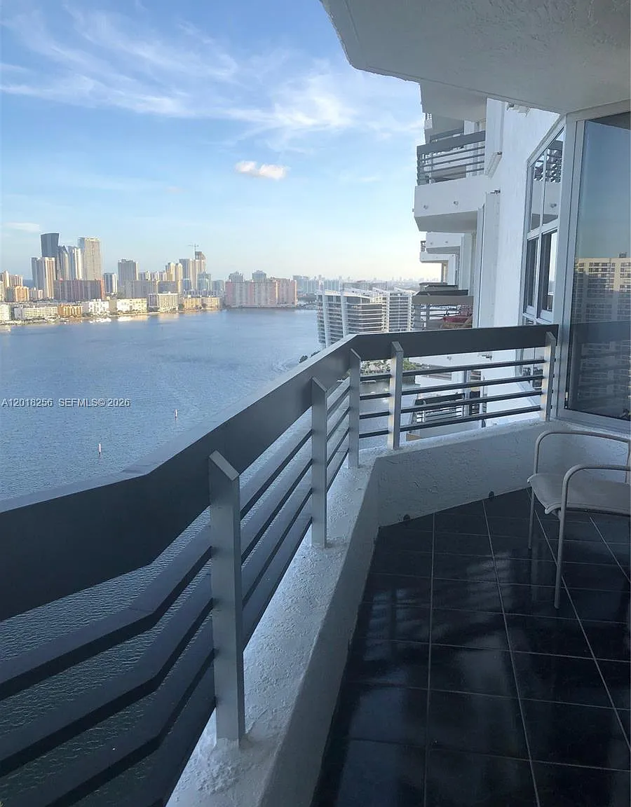 Mystic Pointe Tower 500 C — Photo 4