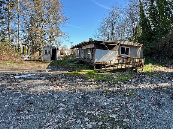 A gently sloped driveway leads to this mostly level lot.>