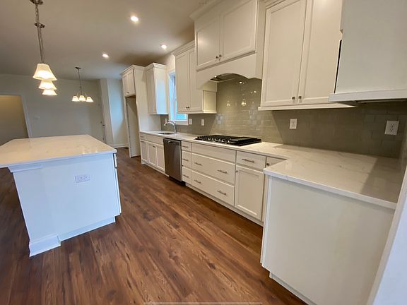 3rd image of 8 Russell Square Dr