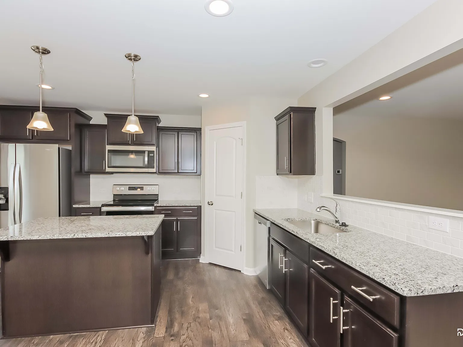 3 bed, 2.0 bath, 1678 sqft, $2,015 — Photo 3
