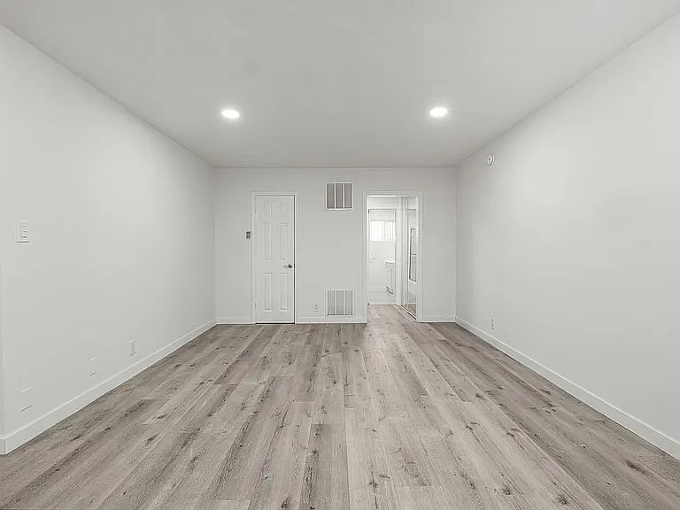 1st image of 972 Menlo Ave #F6