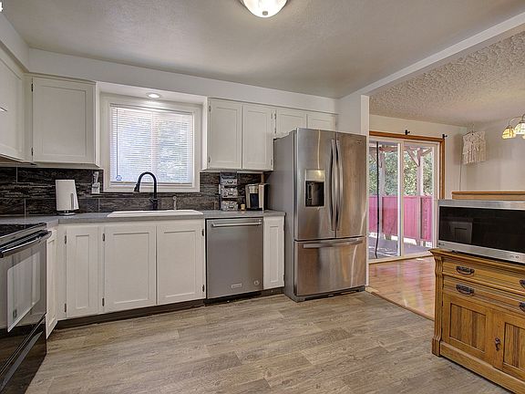 5th image of 2413 NE 151st Ave