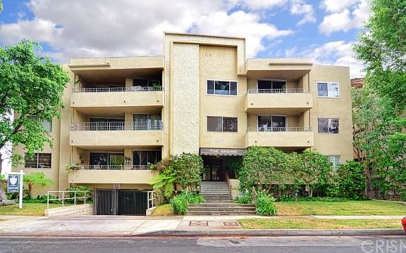 2nd image of 16012 Moorpark St Unit 101
