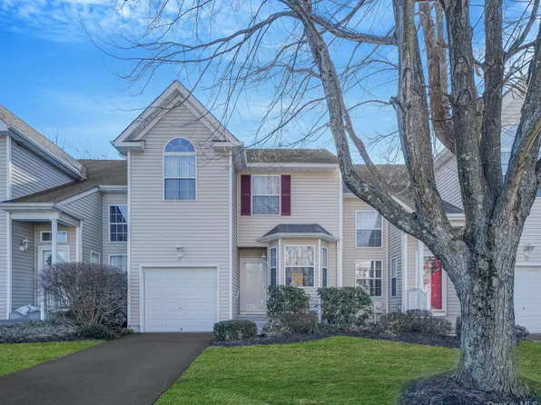 11 Cranberry Circle, Medford, NY 11763