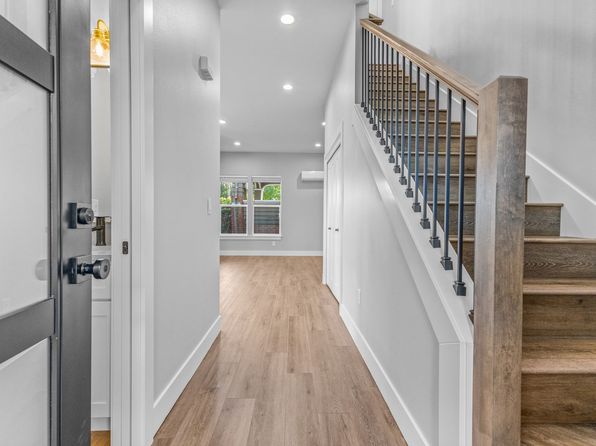 1679 Commercial St SE