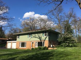 806 Hickory Rd, Woodstock, IL 60098