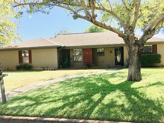 3rd image of 701 NW Sandra Ln