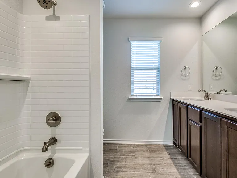 1700 Wayne Ln — Photo 3