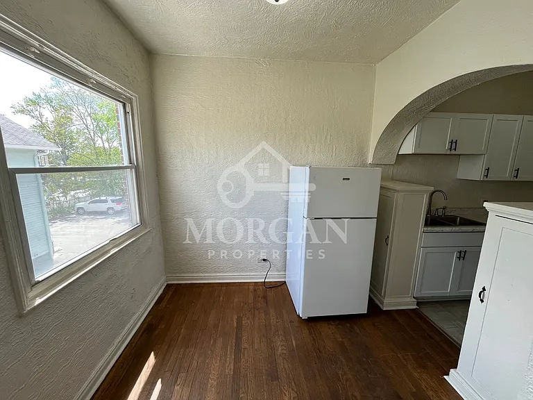 1231 W Walnut St — Photo 4