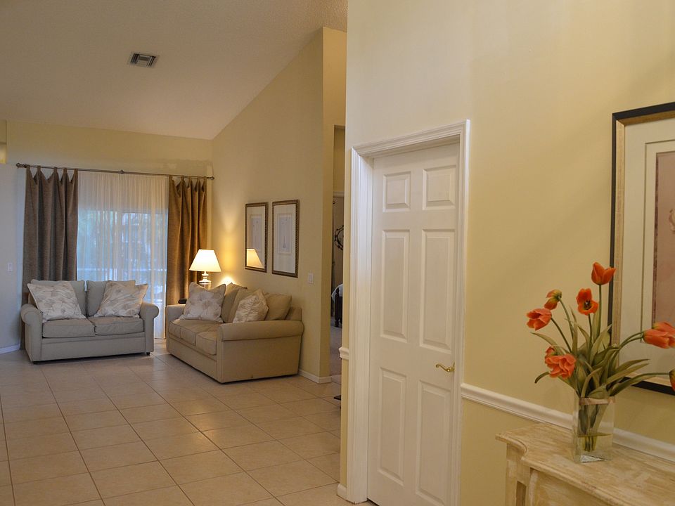 Dramatic foyer entry